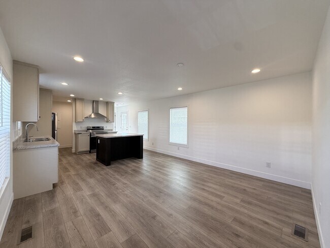 Photo - 2060 N Center St