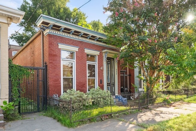 Photo - 717 Lampton St