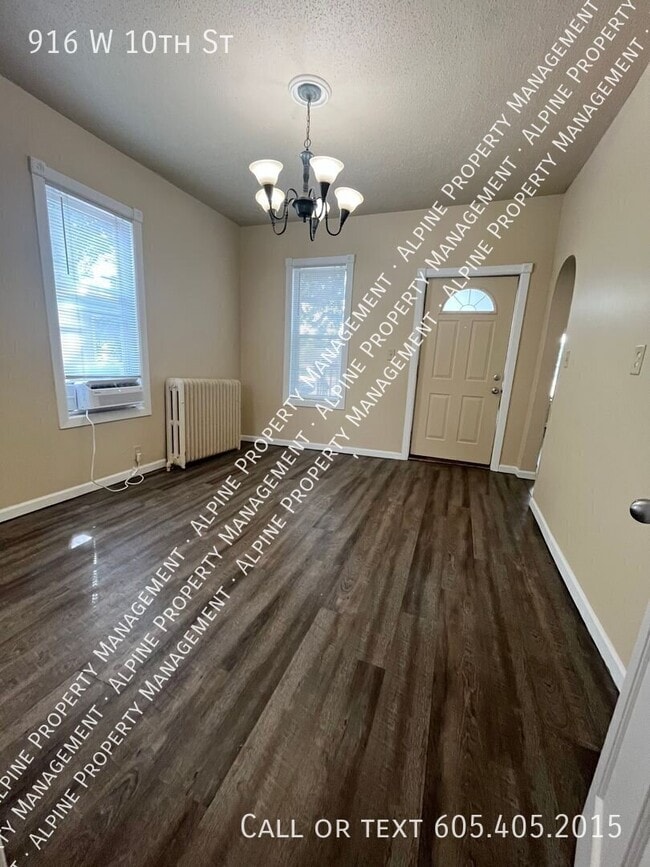 Photo - 916 W 10th St