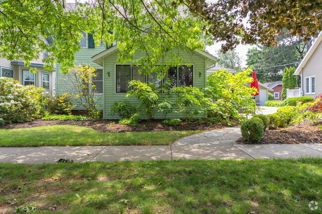 Building Photo - Charming Fully Furnished Three Bed, Two Ba... Rental
