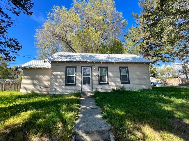 Cottage Style 1 Bed Home with a Large Yard... - Cottage Style 1 Bed Home with a Large Yard...