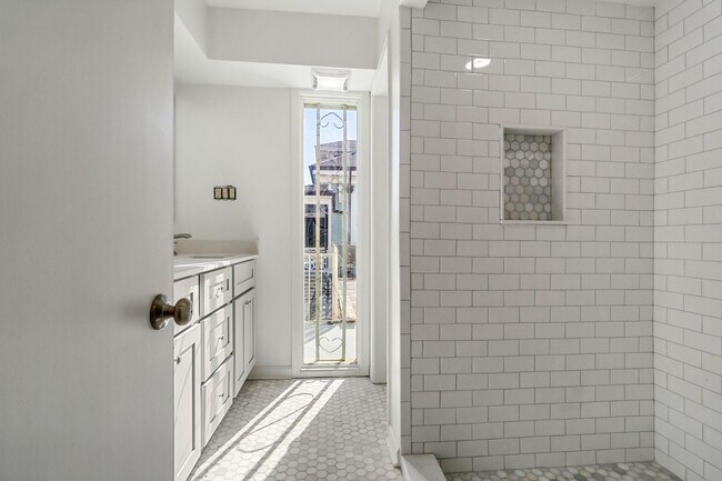 Photo - Newly Renovated 3BD/2BA Penthouse, 1/2 Blo... Unidad A