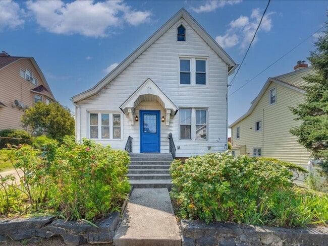 Building Photo - Spacious Pet Friendly 4 Bedroom Rental in ...