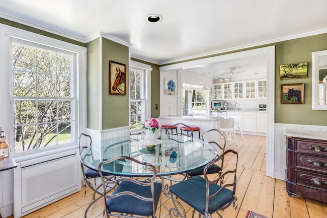 Photo - 368 Pantigo Rd