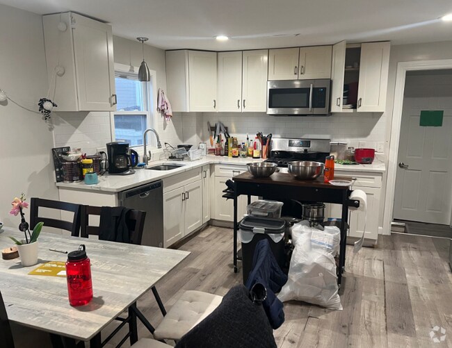 Building Photo - 73 Thorndike St Unit 2 Rental