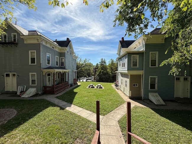 Building Photo - 26 Conklin St Unit 3