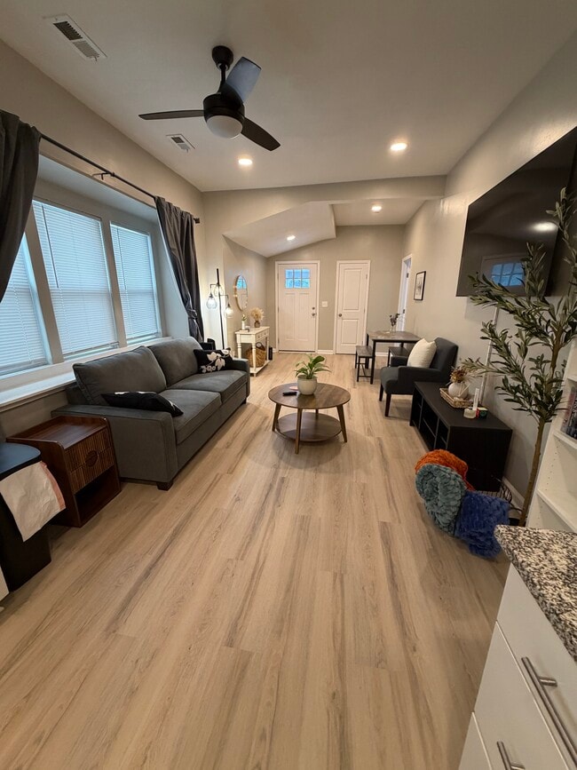 Photo - 1120 Splitlog Ave