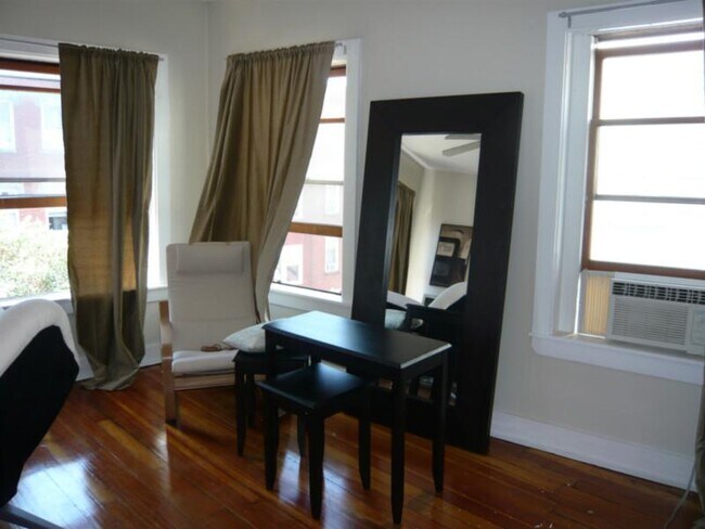Photo - 437 Hanover St