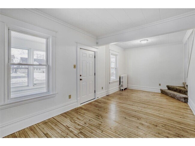 Photo - 595 Hawthorne Ave E