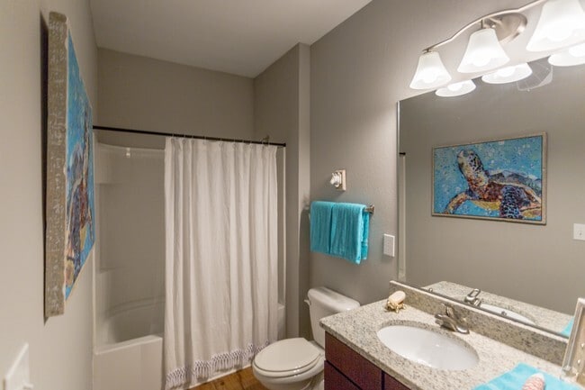 2BR, 2BA - 1088 SF - Bathroom