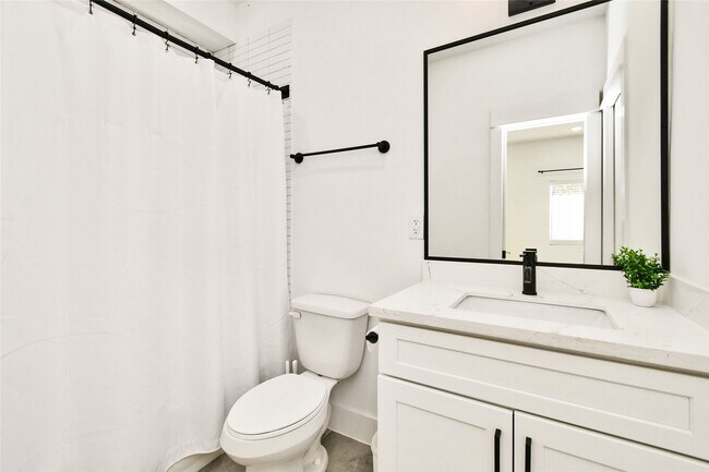 Photo - 208 N York St