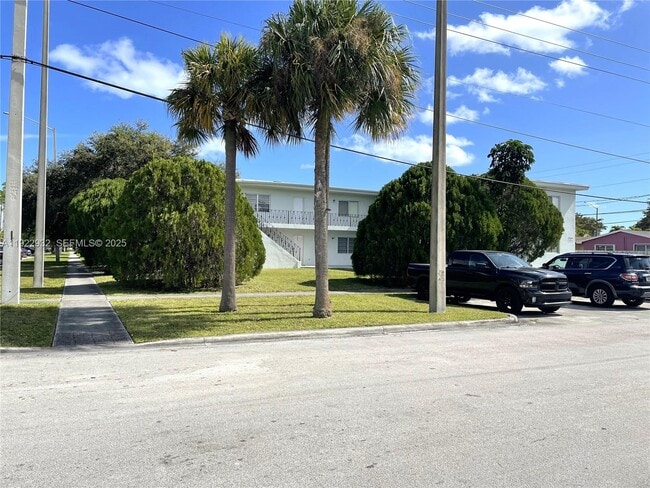 Building Photo - 17175 NE 20th Ave Unit 6