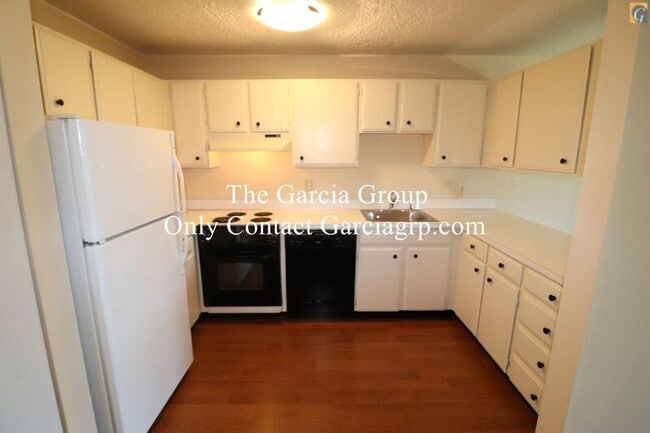 Building Photo - 2393 SW Park Pl Unit 105 Rental