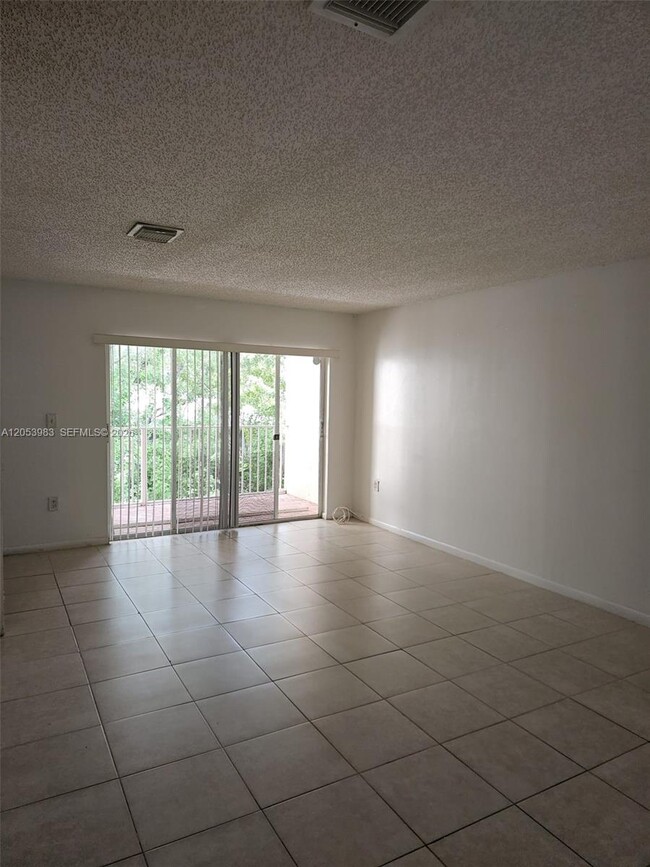 Photo - 15721 SW 137th Ave Unidad 204
