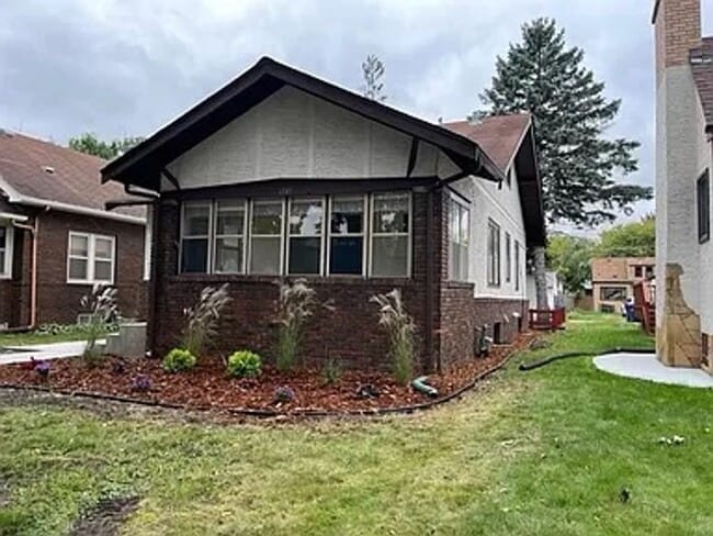 Building Photo - Charming 3 Bedroom Bungalow Aval 6/1/2026