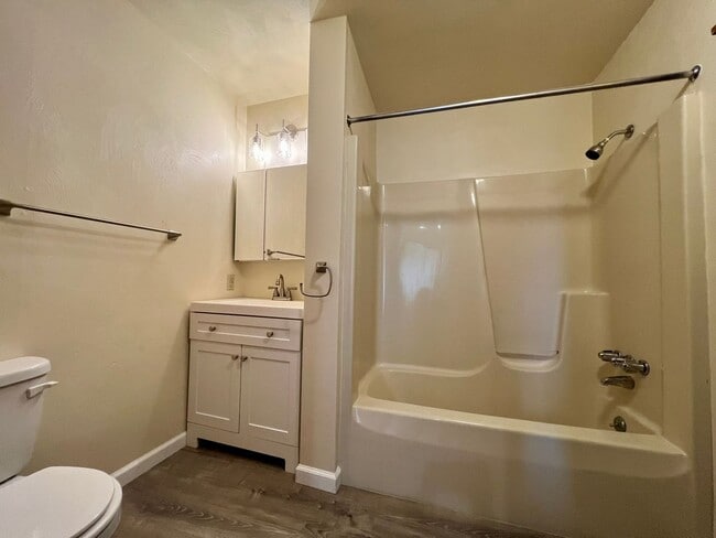 Photo - Large 1 Bedroom Apartment in South Oakland! Call Today to Schedule an Appointment! Unit 3526#4