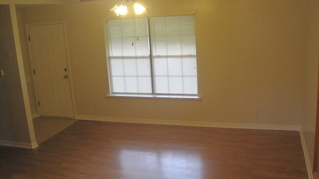 Living Room - 10400 Linwood