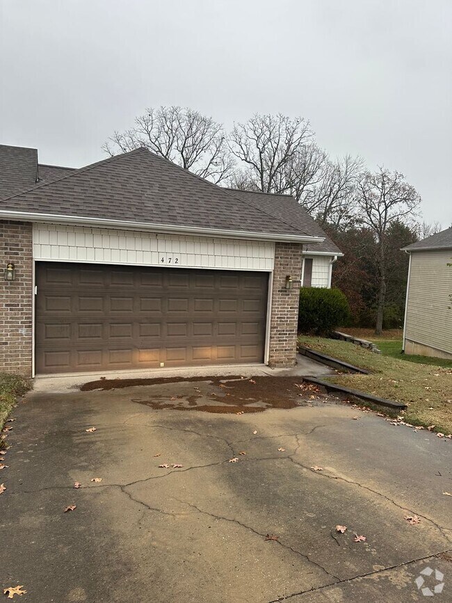 Building Photo - Large patio home