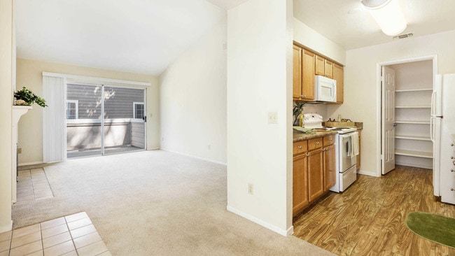 Cocina y sala de estar alfombrada con balcón - Canyon Creek