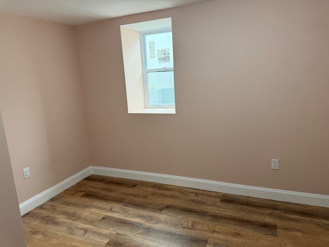 Photo - 70 Lowe St
