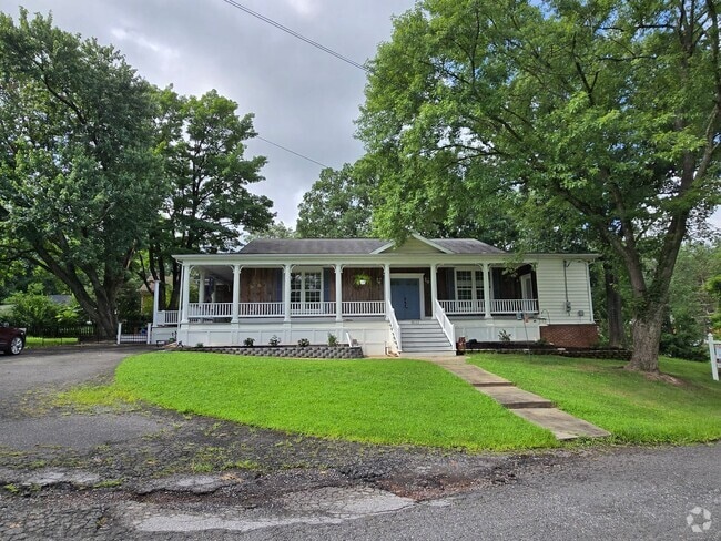 Building Photo - Charming One-Level Retreat with Wraparound... Rental