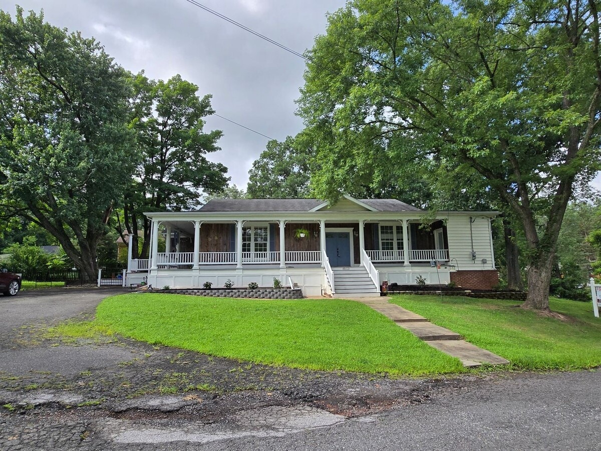 Charming One-Level Retreat with Wraparound... - Charming One-Level Retreat with Wraparound... House