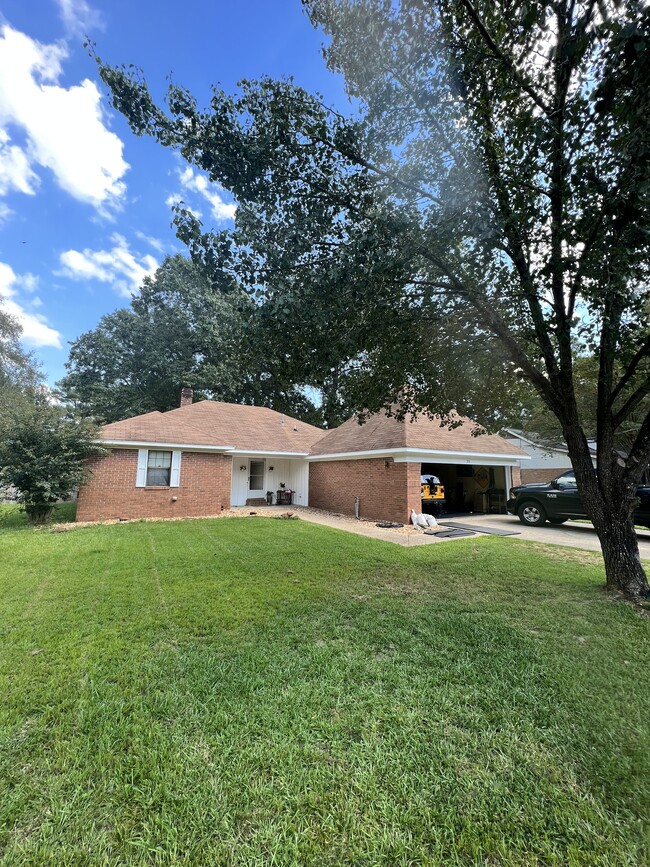 Building Photo - 39 Cedar Dr