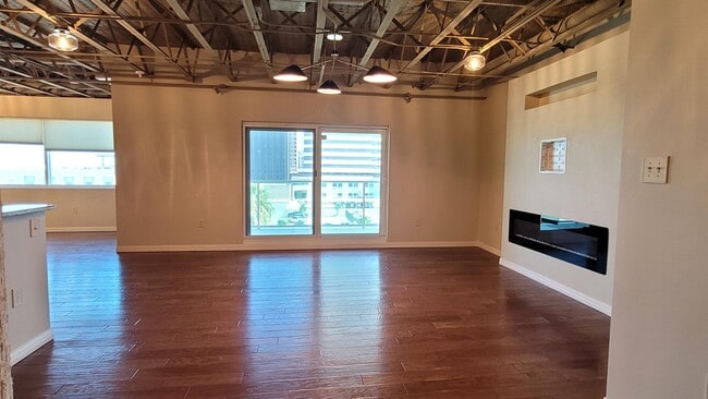 Photo - 901 N Upper Broadway