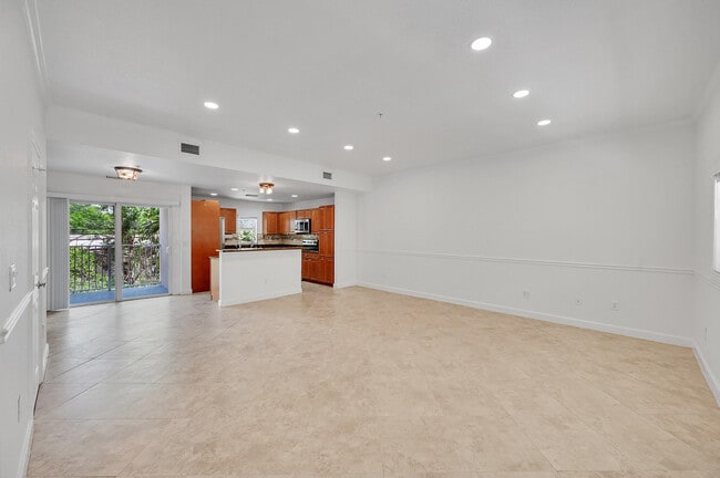 Photo - 453 NE 1st St