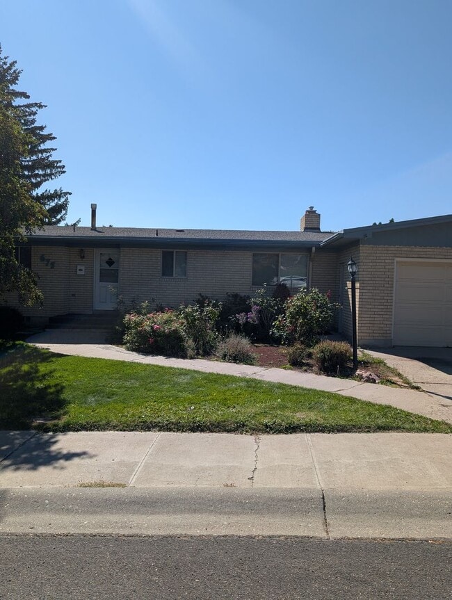 Building Photo - 675 University Dr Rental