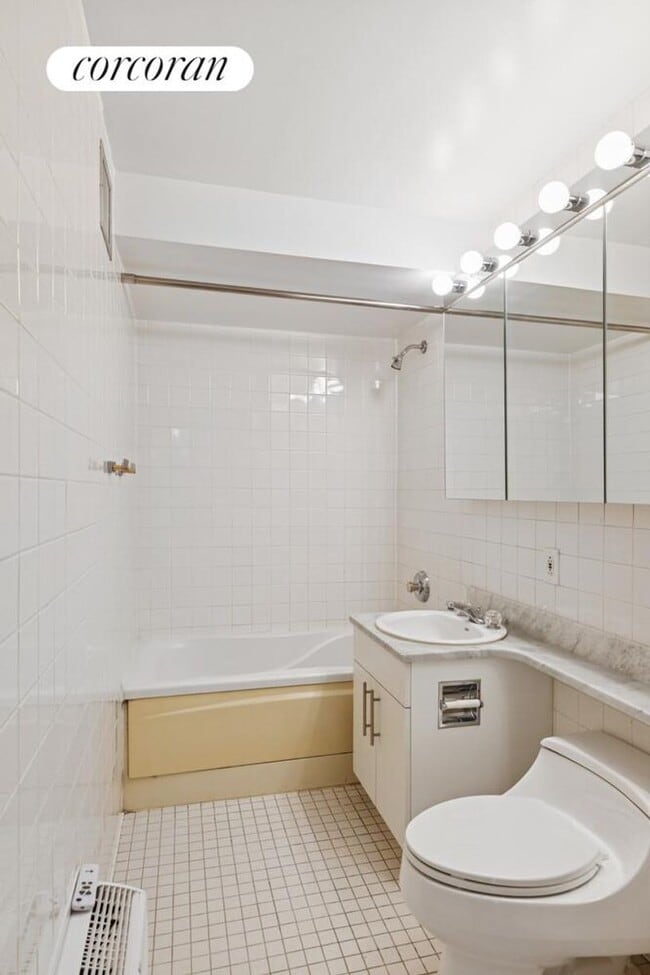 Photo - 150 E 57th St