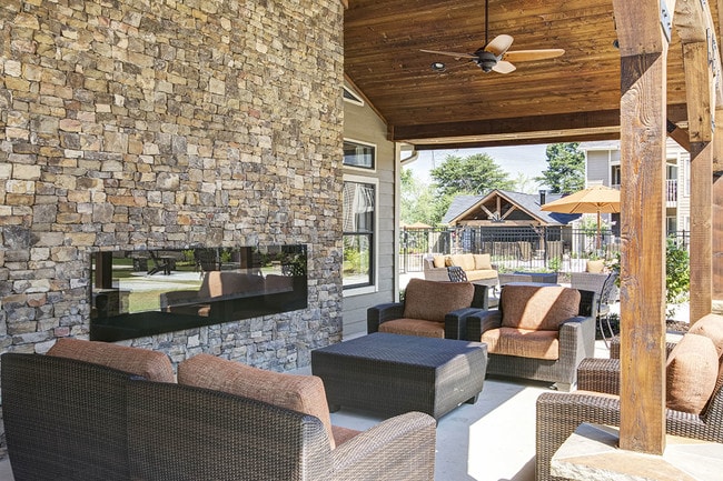 Salón al aire libre - The Arbors at Breckinridge Apartment Homes