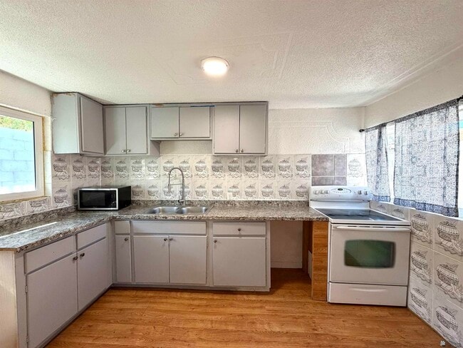 1181 W 8th Pl