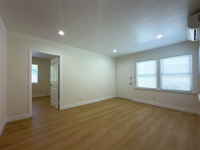 Photo - 411 W Windsor Rd Unit B