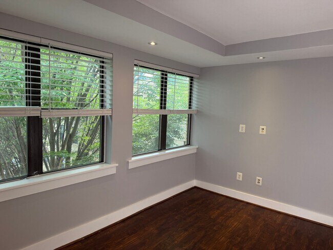 Photo - 210 Oakwood St SE Unit 305