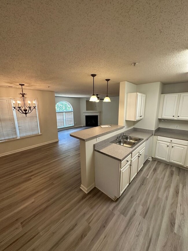 3475 Forestdale Dr