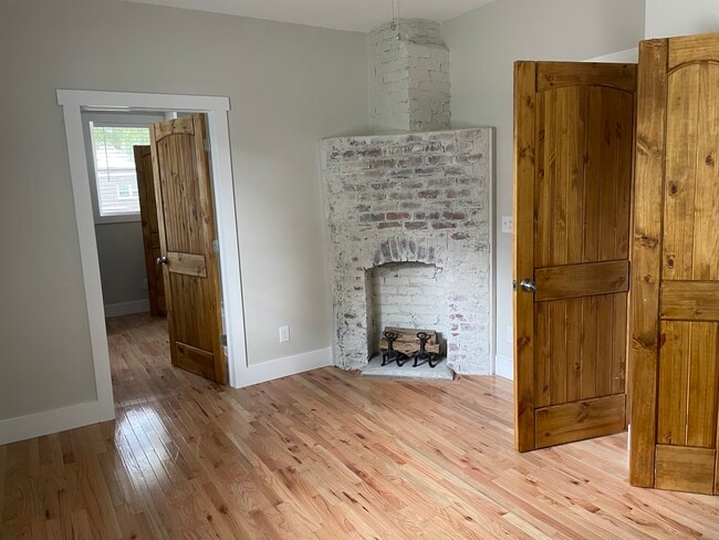 Photo - 32 Oak St NE