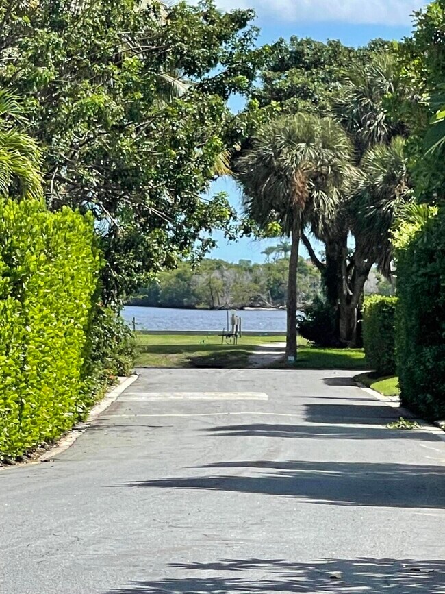Photo - 206 Russlyn Dr