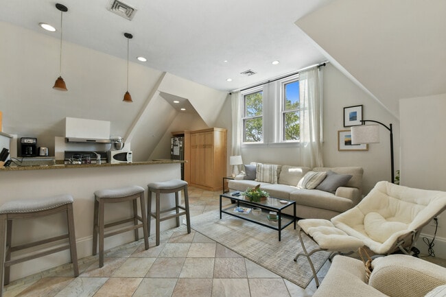 Building Photo - 1774 Beacon St Unit 6
