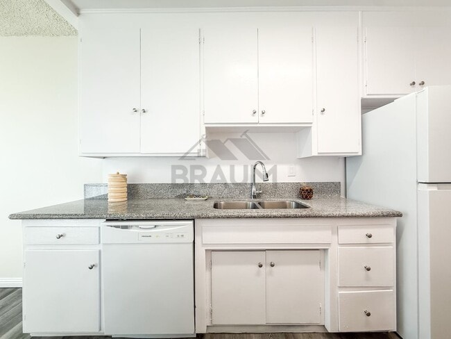 Photo - 6039 Whitsett Ave Unit 310