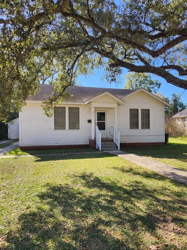 Building Photo - 4664 Clayton Dr