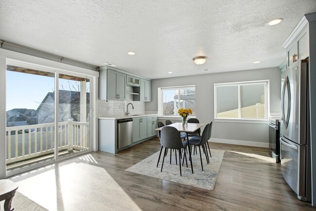 Photo - 617 W 4050 N