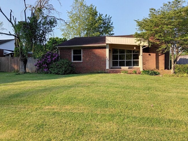 Building Photo - 3 Bedroom / 1 Bath Home - Johnson City, TN