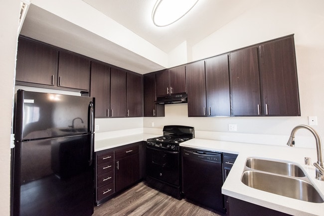 Del Flora Apartments