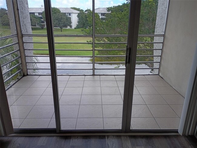 Photo - Stylish Remodeled Condo with Scenic Water ... Unidad 406