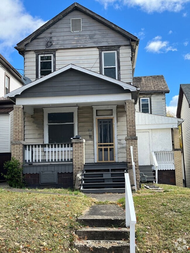 Building Photo - Five Bedroom Single Family Home