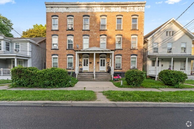 Building Photo - "Spacious 3-Bedroom Retreat at 57 1/2 Sara... Unit 3S Rental