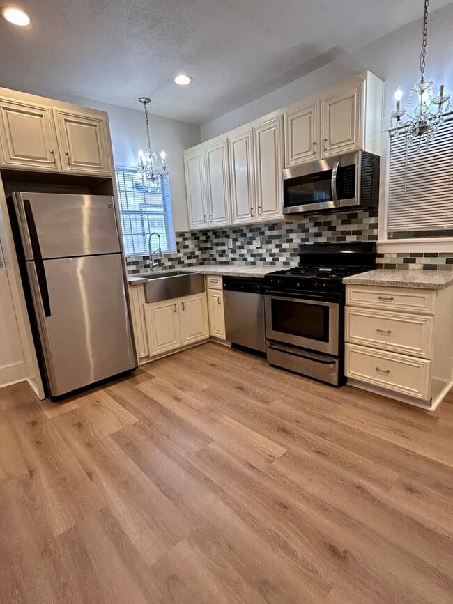 Building Photo - N San Pedro Unit 2B