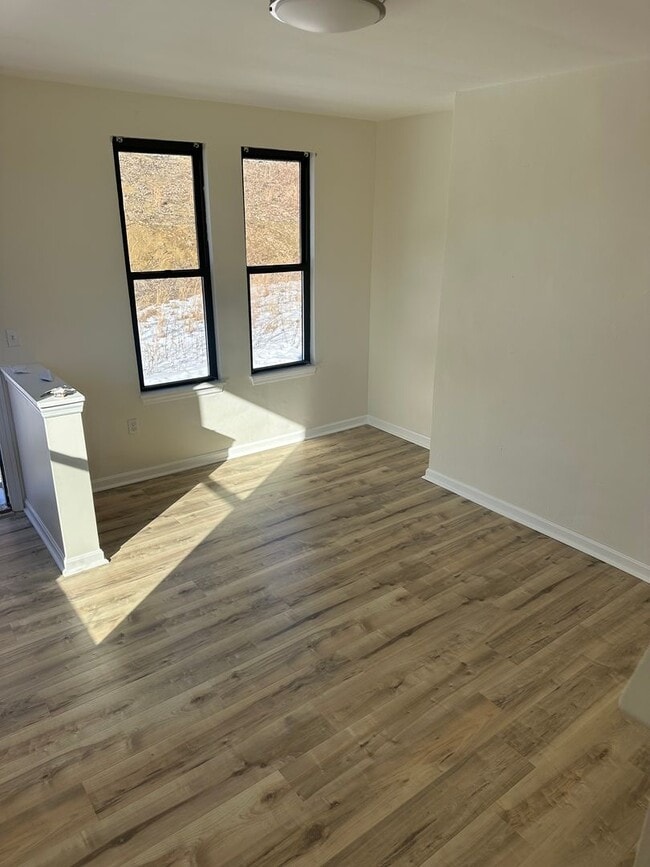 Photo - 941 Lamont St