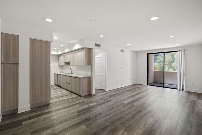 Photo - Hawthorn at Poinsettia by Wiseman